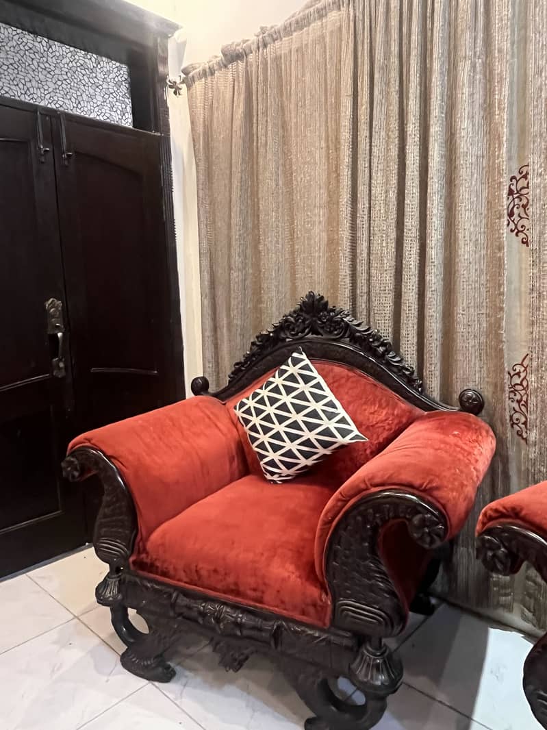 Sofa set with tables 4