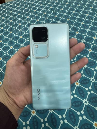 Vivo V30