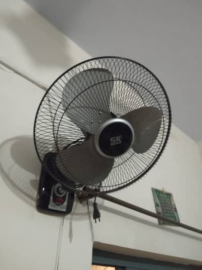 Bracket fan