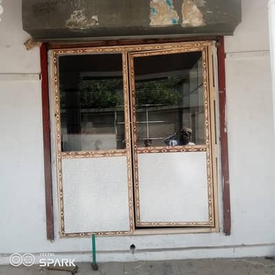 ریک۔۔۔۔۔ 1 شوکیس۔۔۔۔ 1 لکڑی کا شیشے والا دروزاہ۔۔۔۔۔براۓ فروخت
