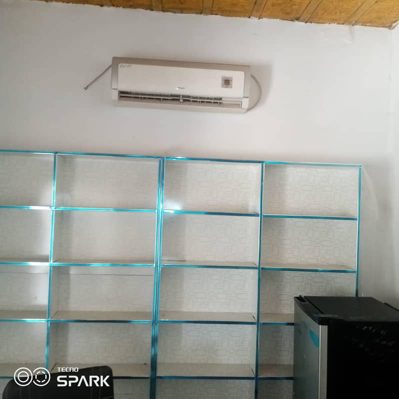 ریک۔۔۔۔۔ 1 شوکیس۔۔۔۔ 1 لکڑی کا شیشے والا دروزاہ۔۔۔۔۔براۓ فروخت 1