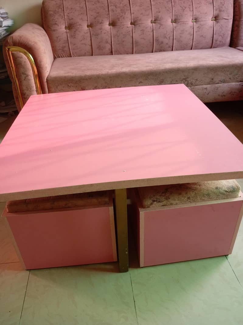 table with 4 stools 0