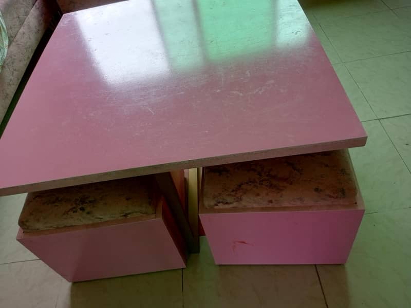table with 4 stools 2