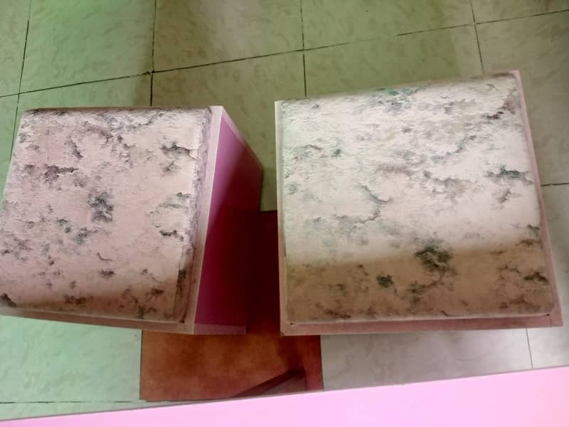 table with 4 stools 3