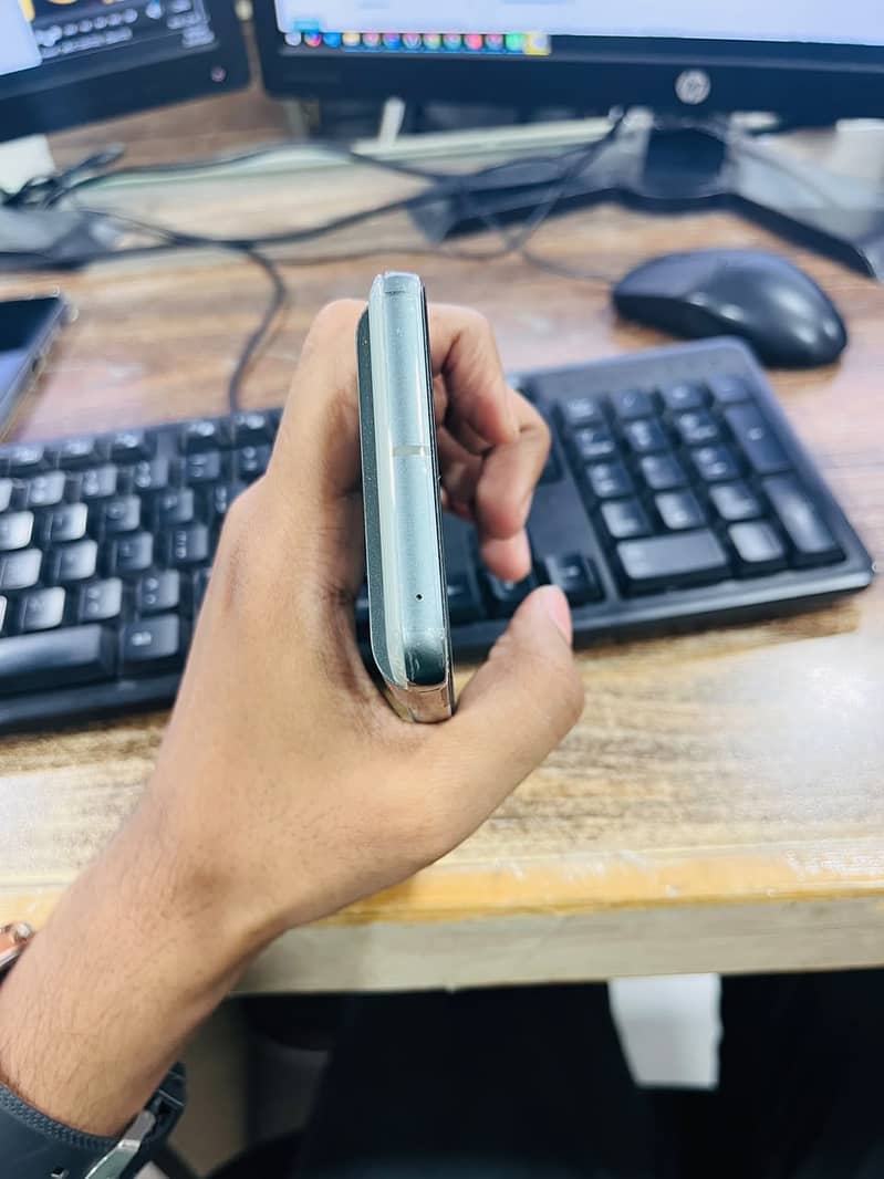 Google Pixel 8 4
