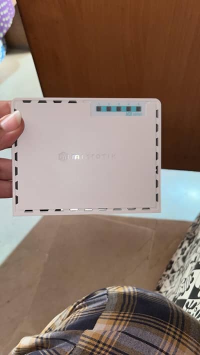 MikroTik hEX 5-Port Gigabit Router (Brand New]