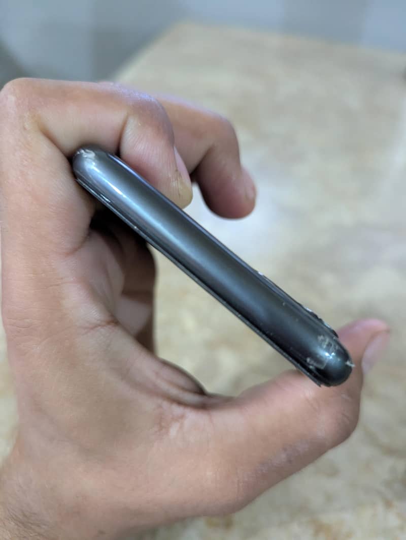 Apple iPhone 11 4