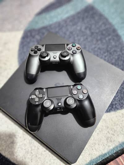 sony playstation 4 PS4 slim 10/10 with 2 controllers