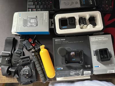 Gopro hero 11 + Media Mod + dual charger + all accessories