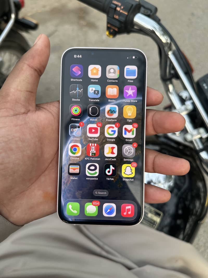 Apple iPhone 13 1