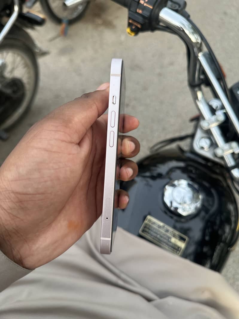 Apple iPhone 13 5