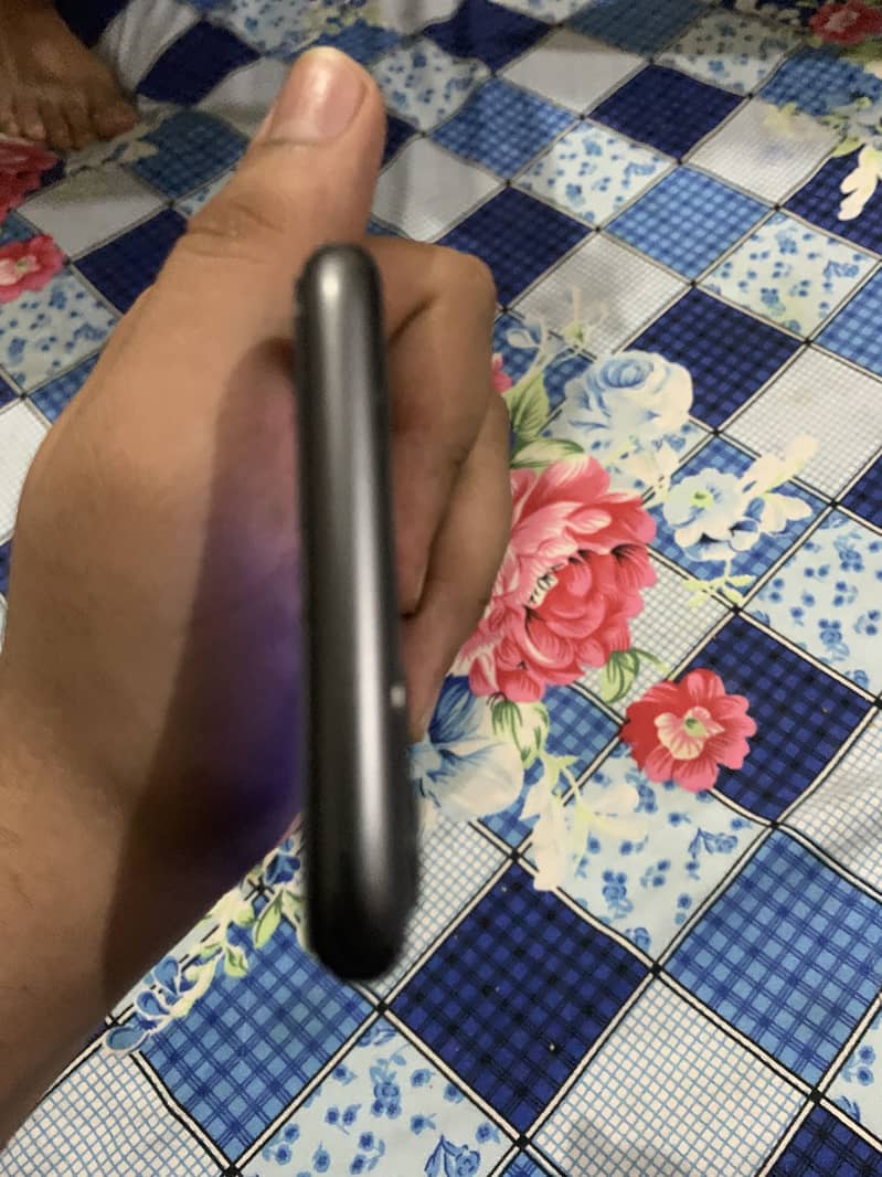 Apple iPhone 11 3