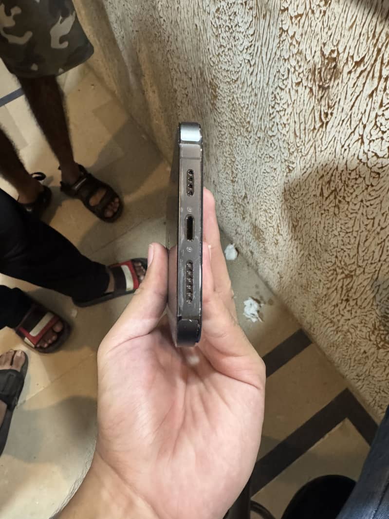 Apple iPhone 13 Pro Max 4