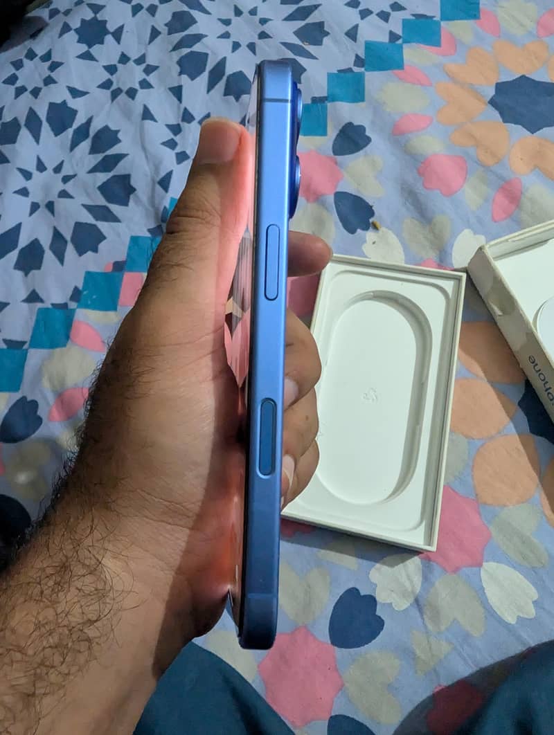 Apple iPhone 16 2