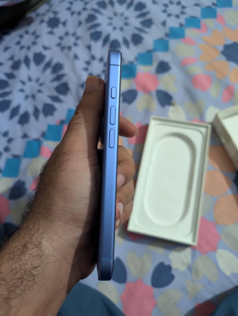Apple iPhone 16 3