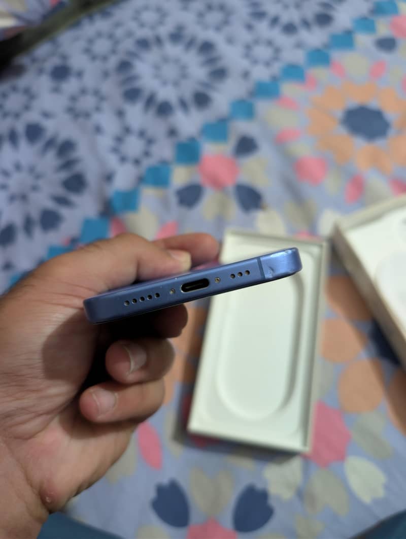 Apple iPhone 16 4