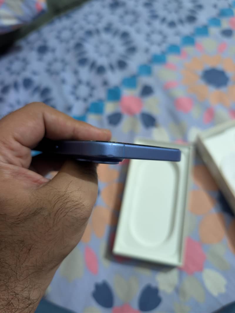 Apple iPhone 16 5