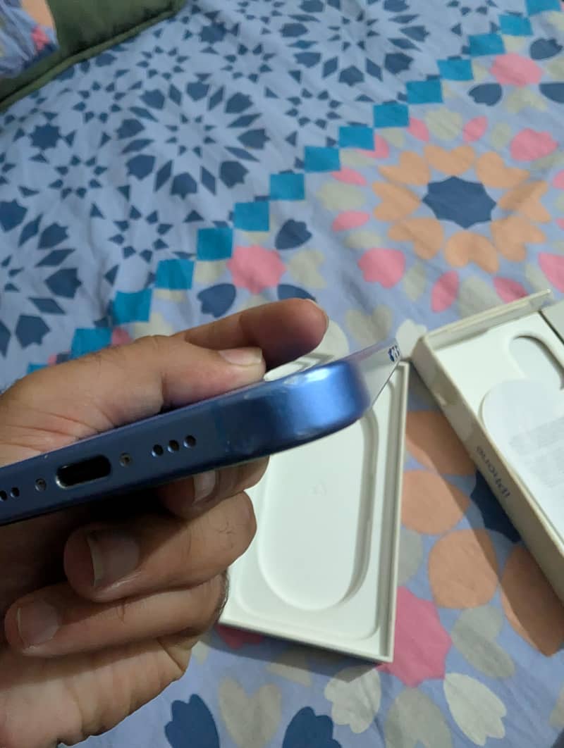 Apple iPhone 16 6