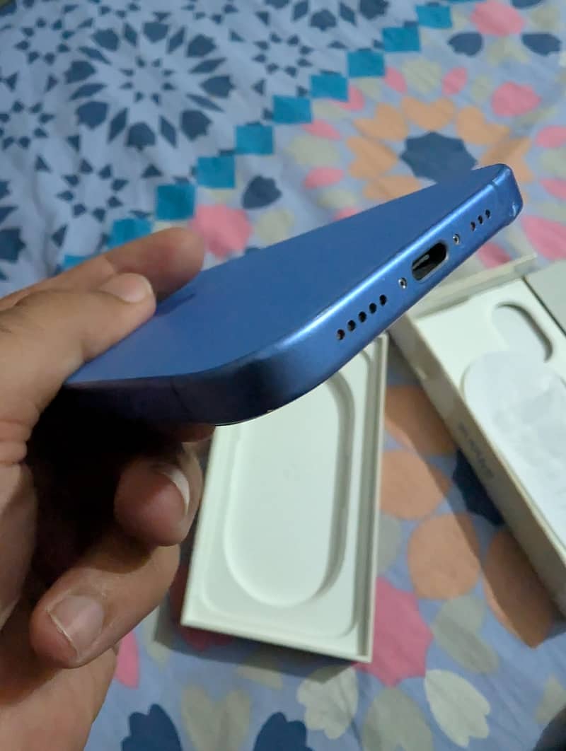 Apple iPhone 16 7