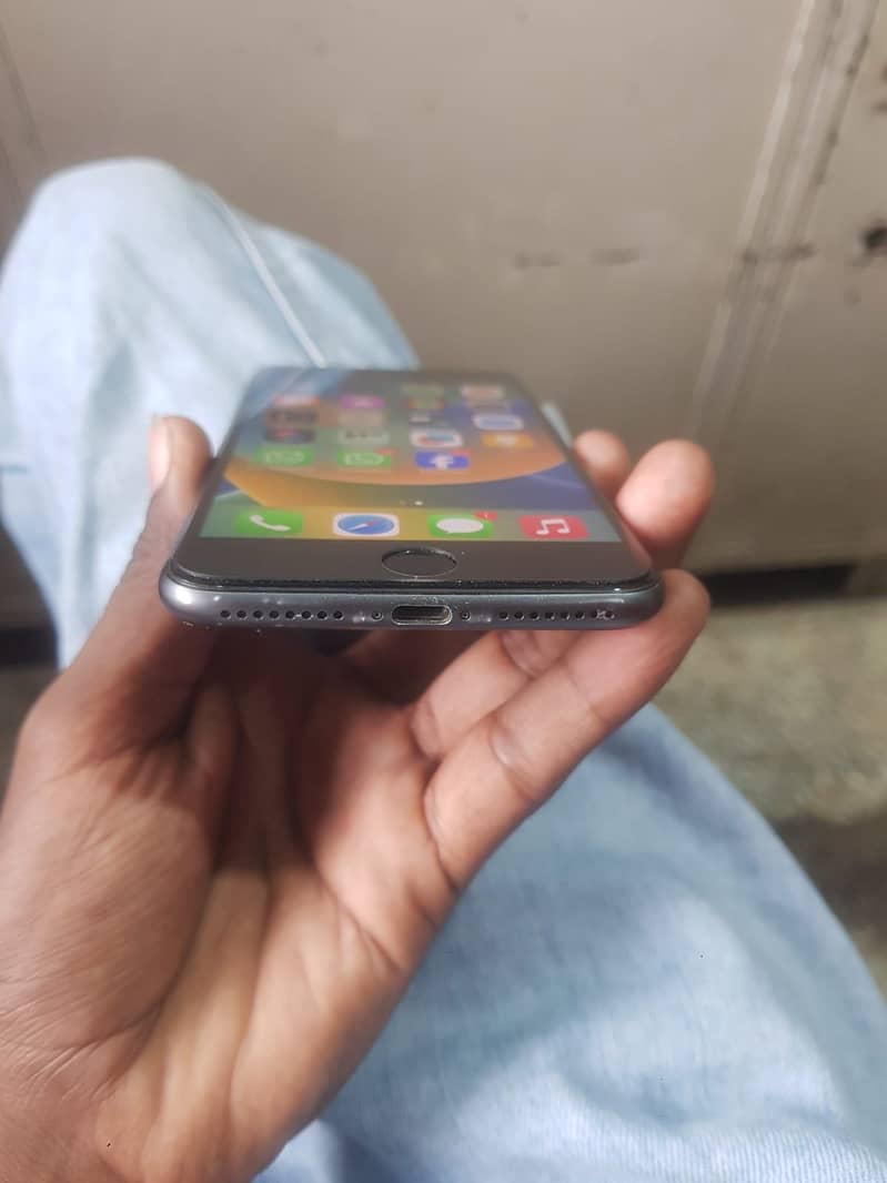 Apple iPhone 8 Plus 3