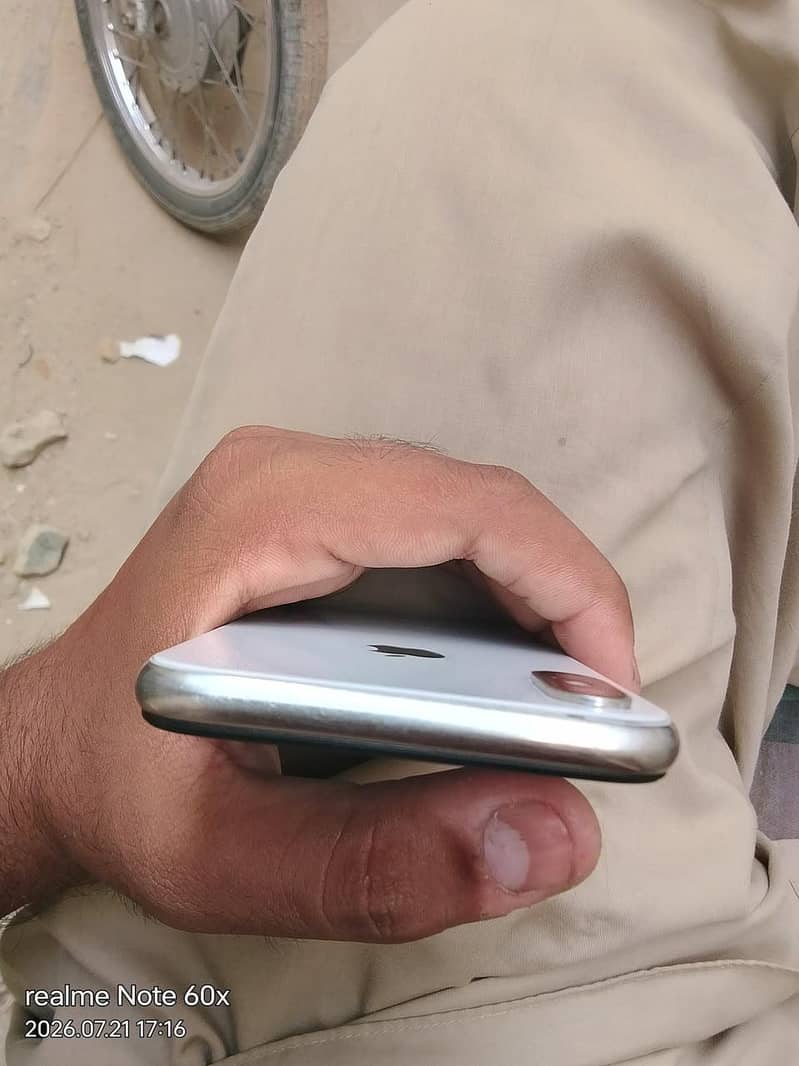 Apple iPhone X 4