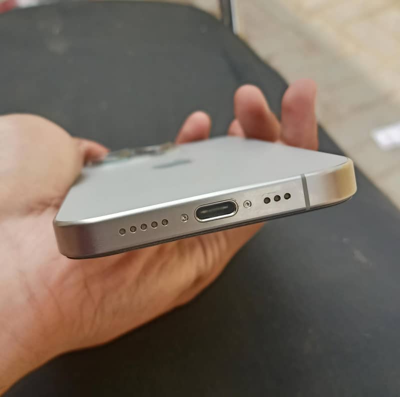 Apple iPhone 15 Pro 4