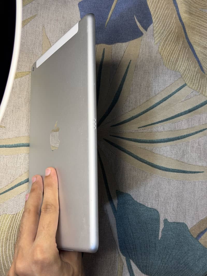 iPad 7th Generation 32Gb Cellular 6
