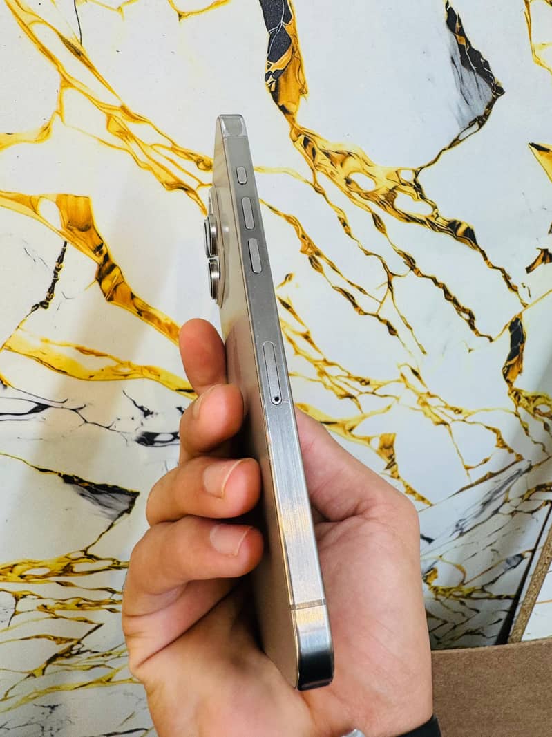 Apple iPhone 15 Pro Max 4