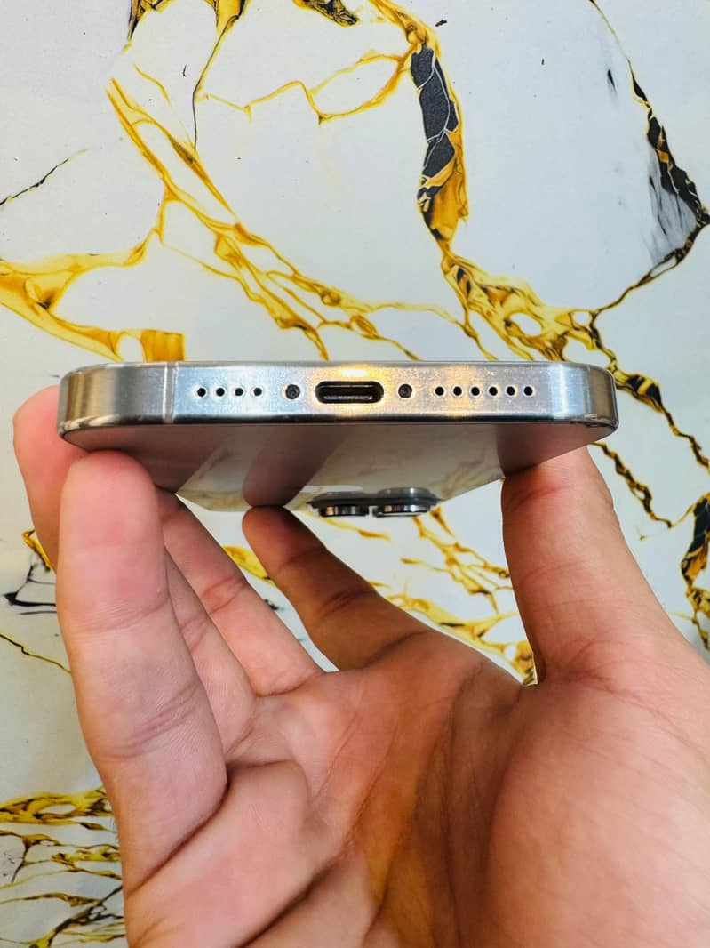 Apple iPhone 15 Pro Max 5