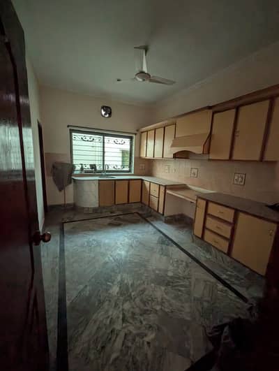 3.5marla upper portion available for rent in palm villas