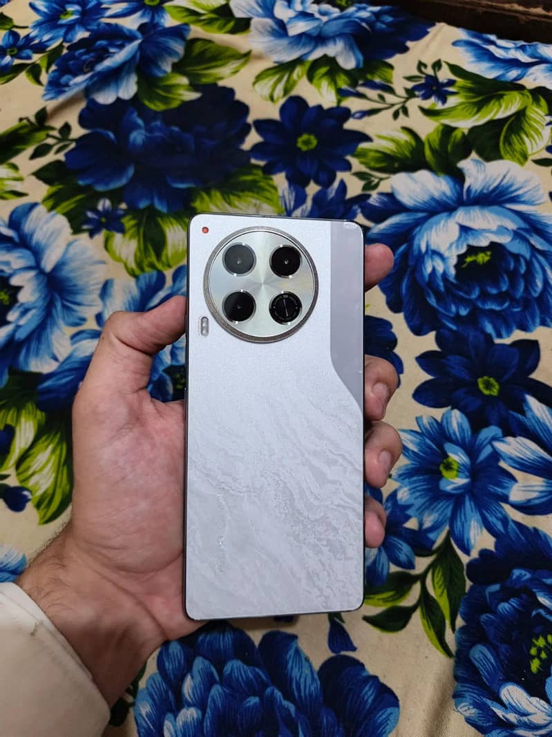 Tecno CAMON 30 0