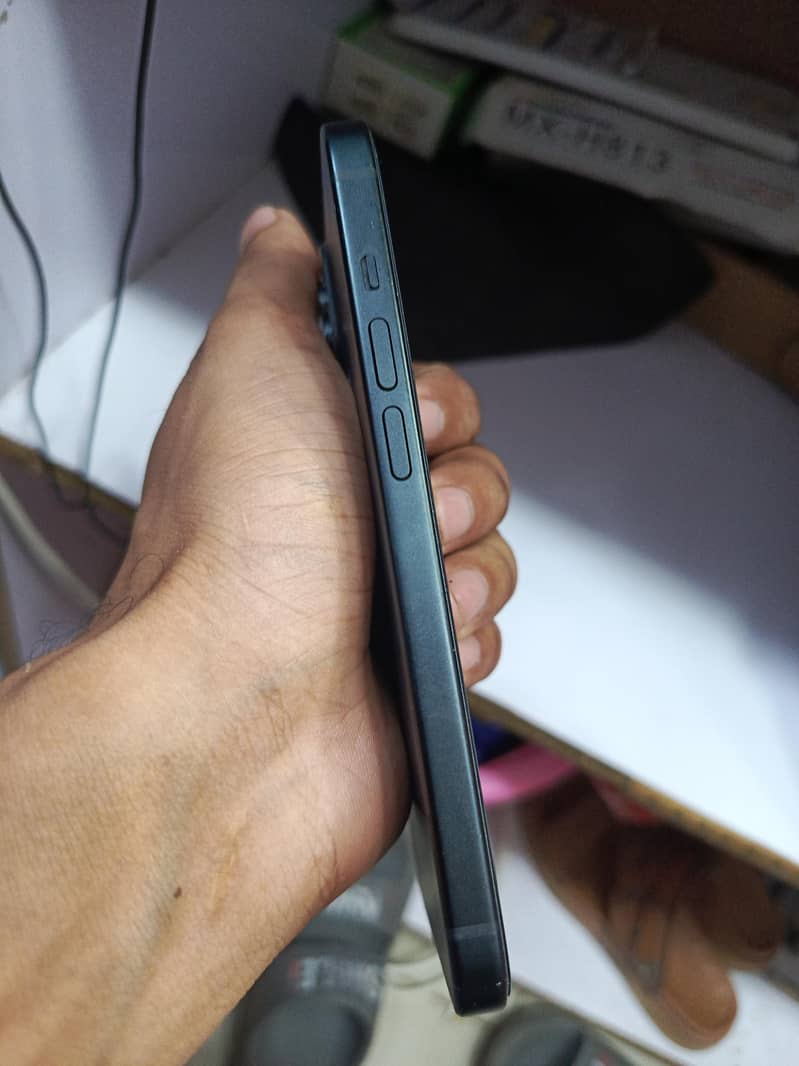 Apple iPhone 15 4