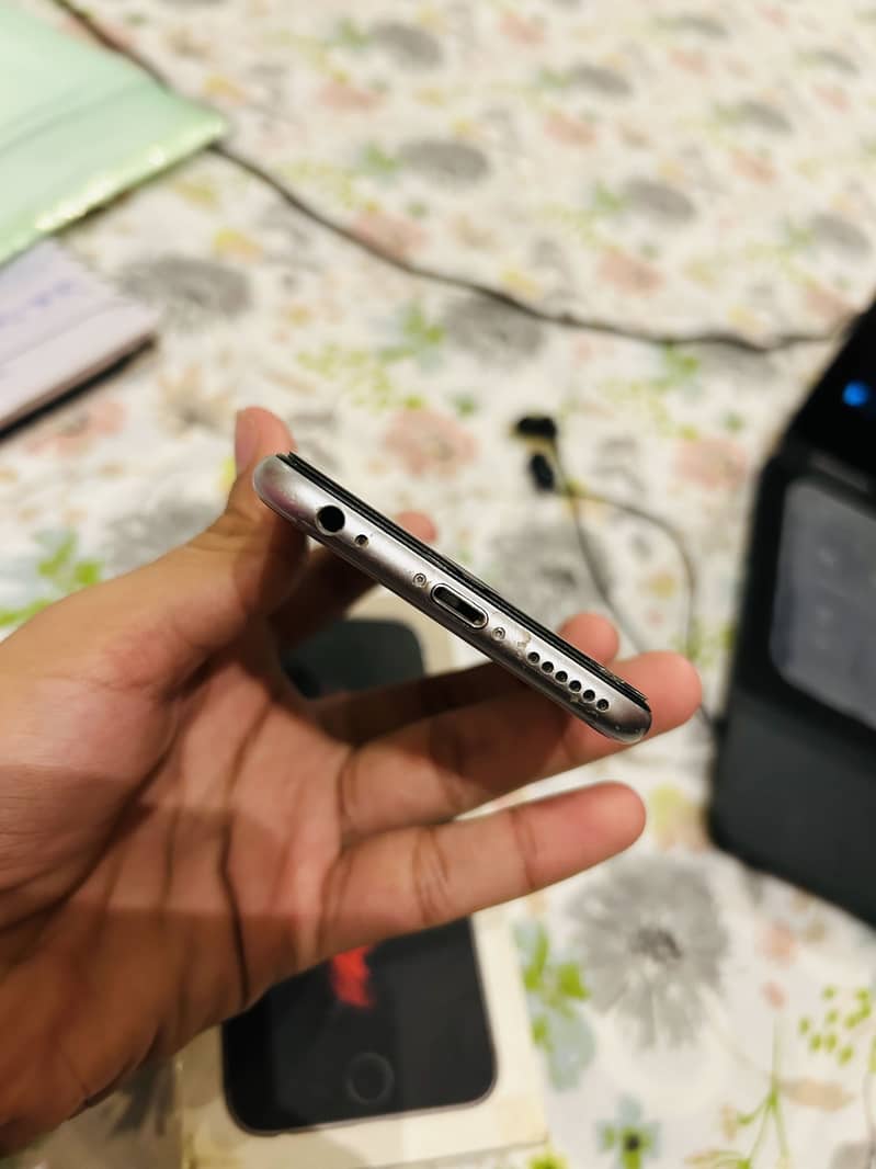Apple iPhone 6S 4
