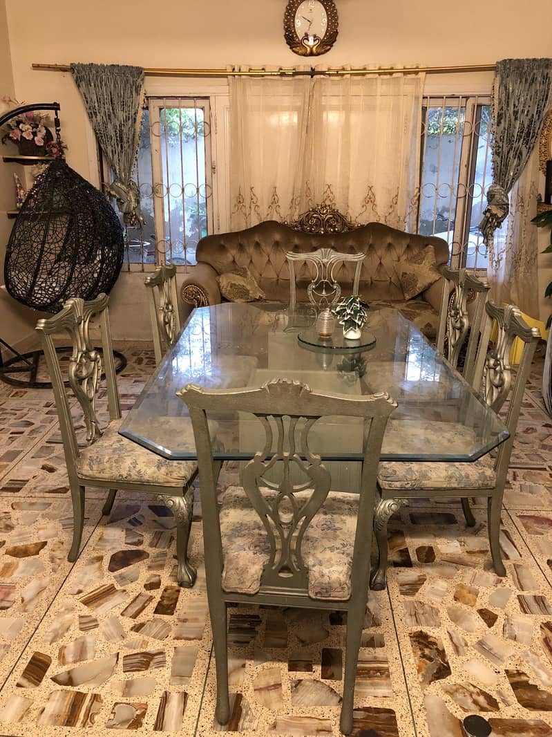 Dining table 0