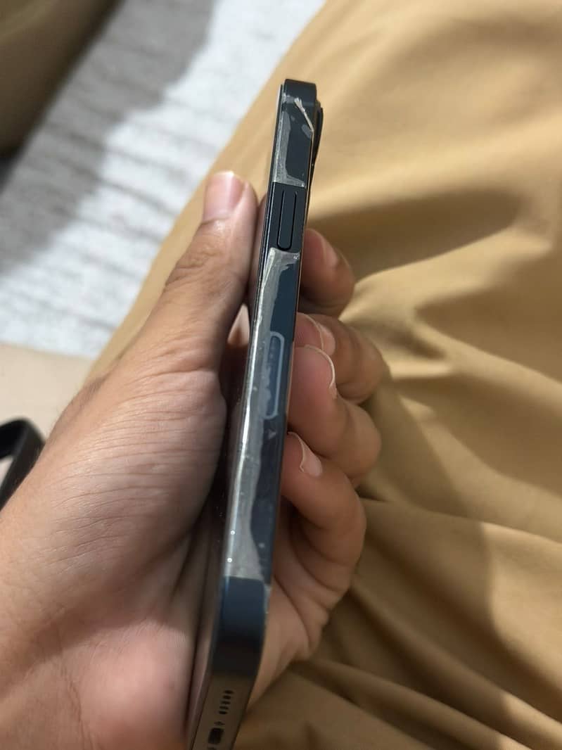Apple iPhone 13 4