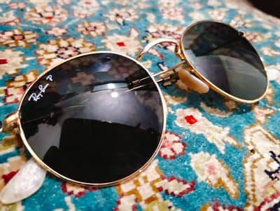 Vintage Ray-Ban sunglasses feature a gold-plated metal frame
