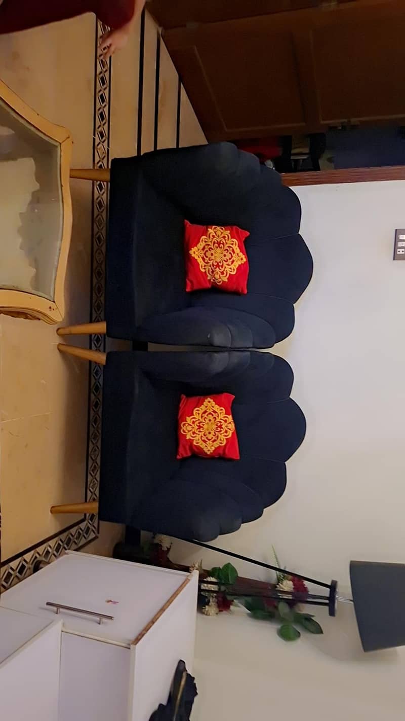 2 chairs 0
