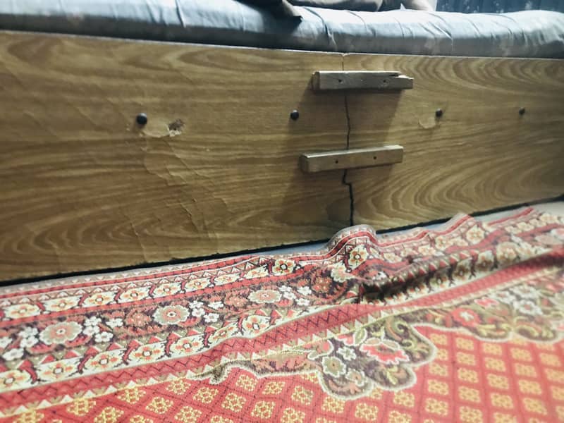 King-size bed 6