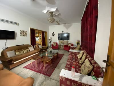 PRIME LOCTION 1 KANAL{ LOWER LOCK } UPPER PORTION AVAILABE FOR RENT IN DHA PHASE 2