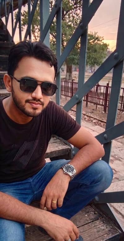 مجھے کام چاہیے گاڑی اچھے طریقے سے چلا لیتا ہوں کوئی مسئلہ نہیں ہے اپنا