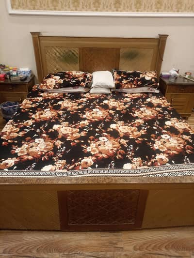 (ڈبل بیڈ بمعہ سائیڈ ٹیبلز (بغیر میٹریس