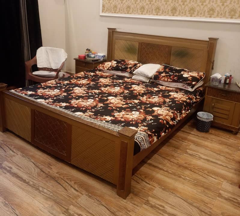 (ڈبل بیڈ بمعہ سائیڈ ٹیبلز (بغیر میٹریس 2
