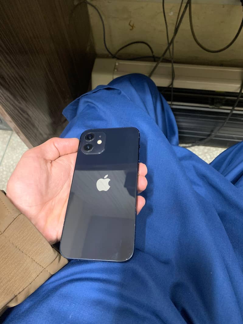 Apple iPhone 12 4