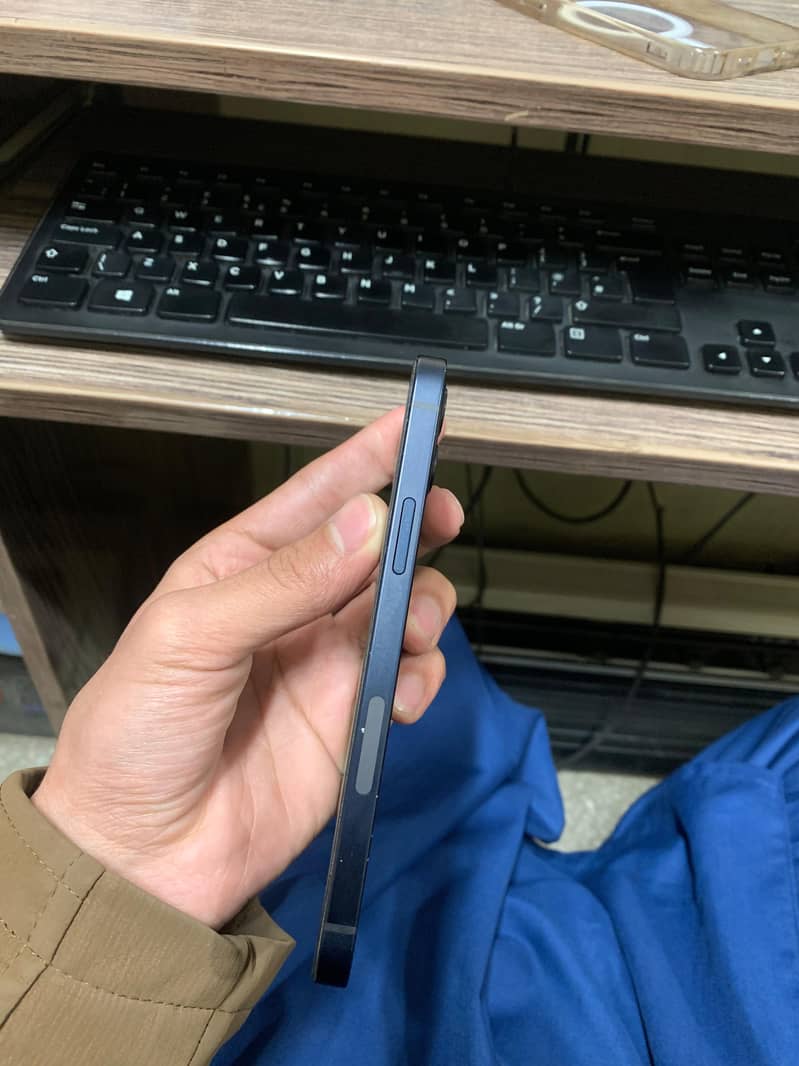 Apple iPhone 12 6
