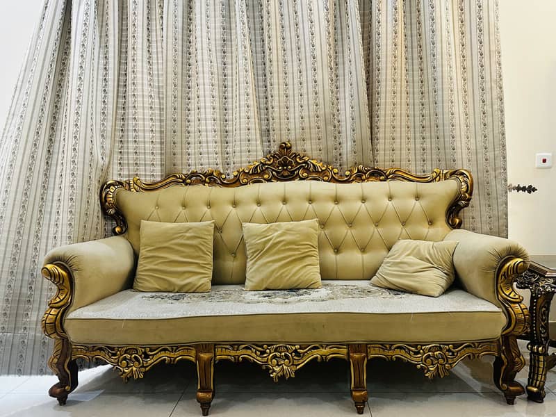 Drawing room Golden sofas 3