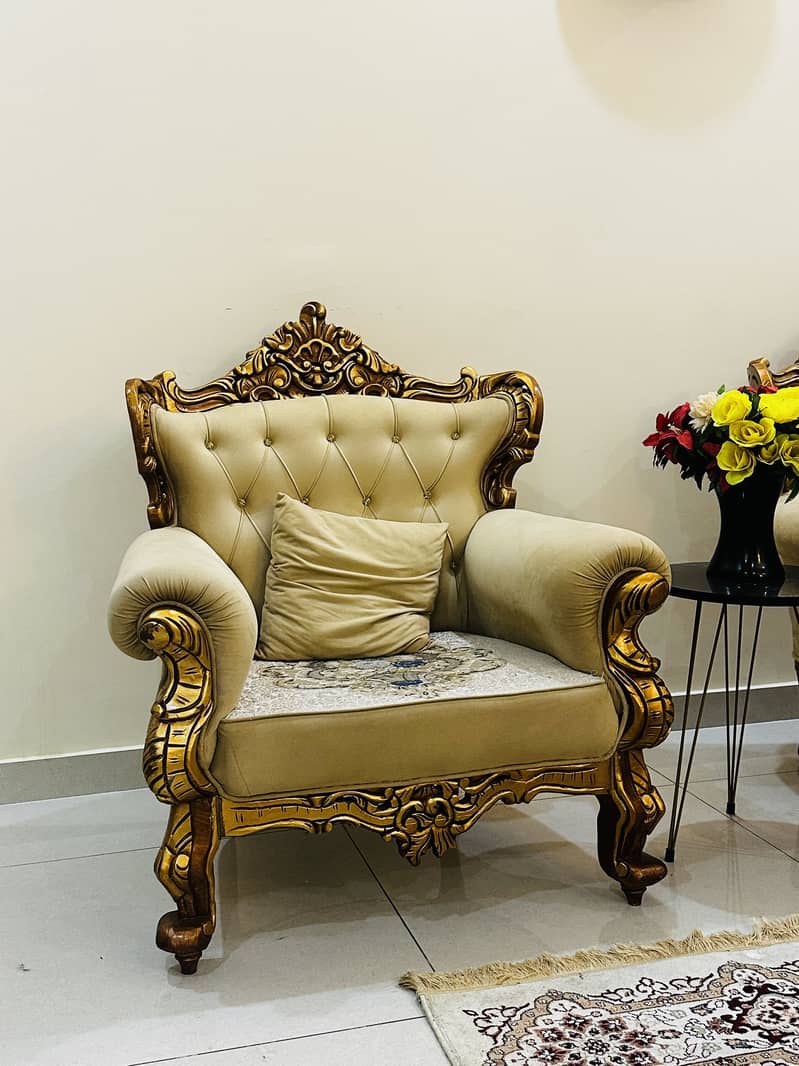Drawing room Golden sofas 4