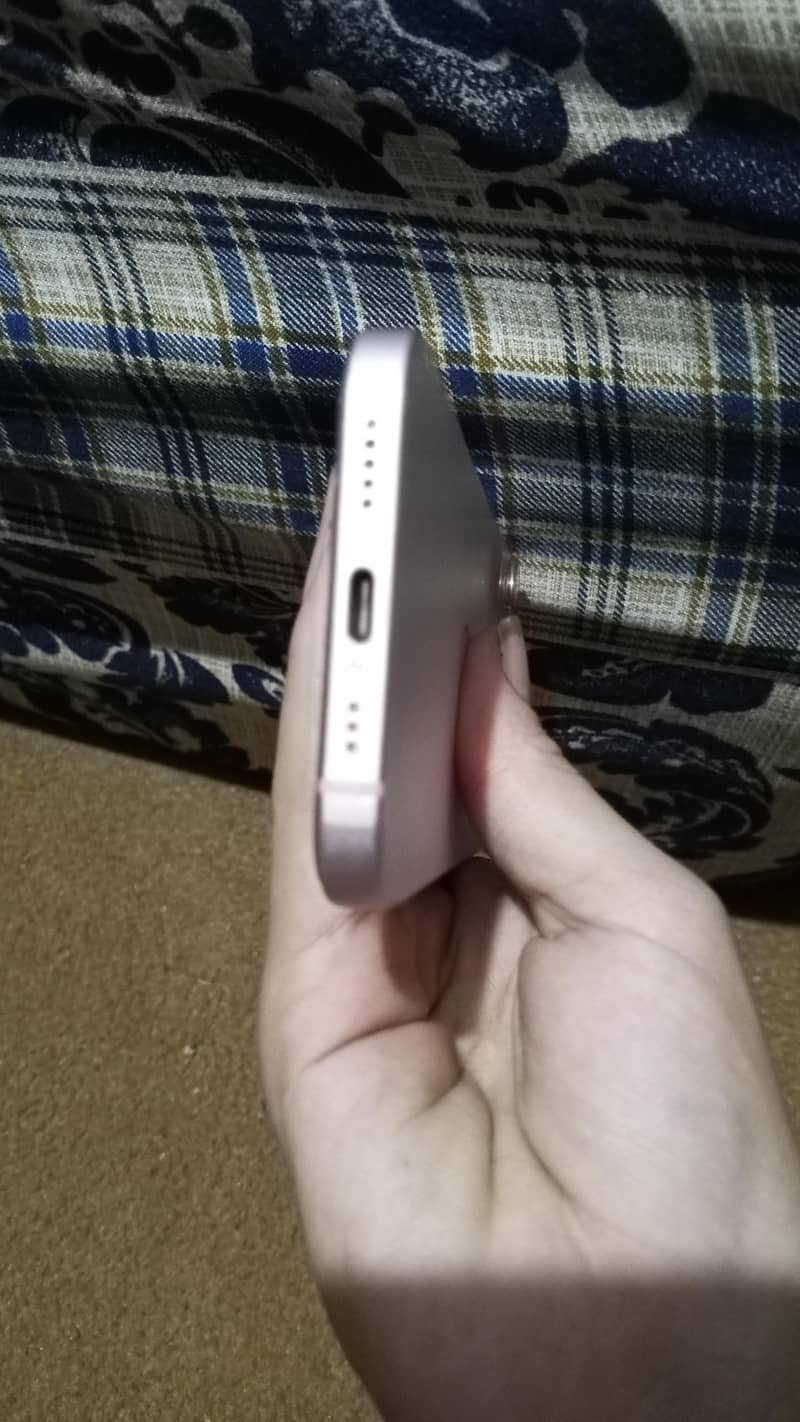 iPhone 15 4