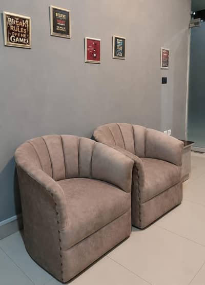 04 SINGLE SEATER SOFAS WITH 2 CENTER TABLES FOR SALE IN LAHORE.