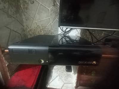 Xbox 360 ultra slim E,  250 gb Hard, 2 wireless , controller