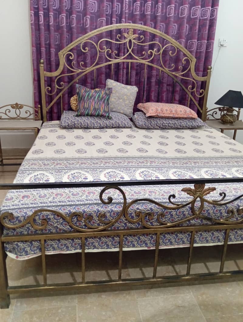 iron bed set 0